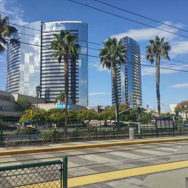 Foto diambil di Striders San Diego oleh Dale S. pada 9/27/2016