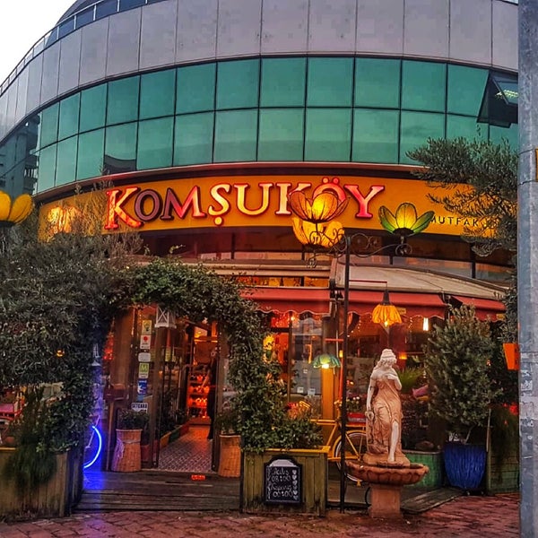 รูปภาพถ่ายที่ Komşuköy โดย HaniFe S. เมื่อ 10/8/2018