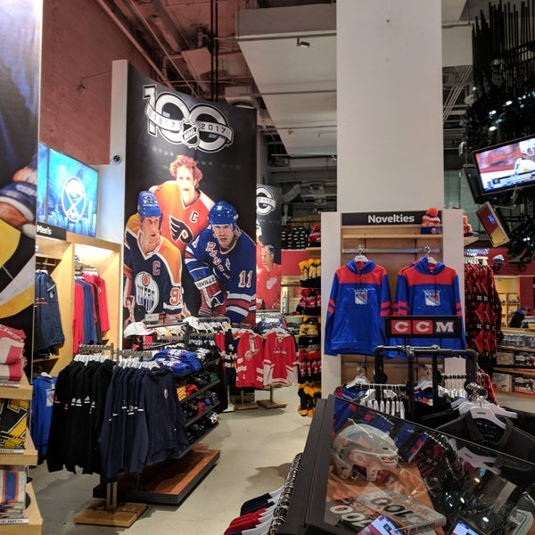 Foto tirada no(a) NHL Store NYC por Mike P. em 1/3/2018