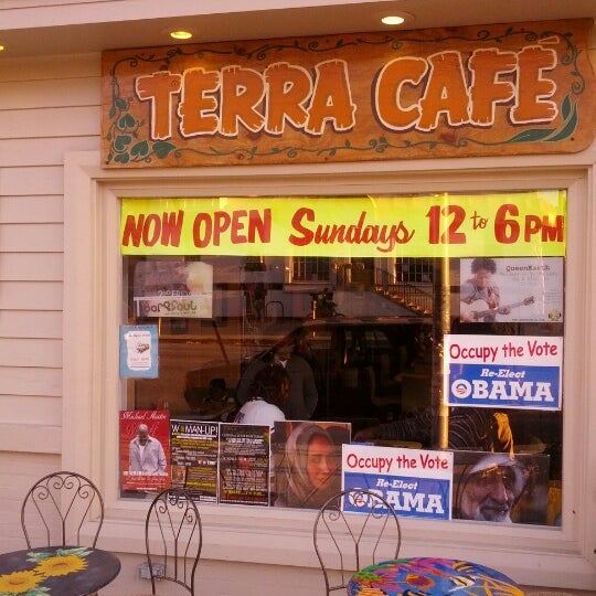 Foto tirada no(a) Terra Cafe por Sevon C. em 9/24/2012