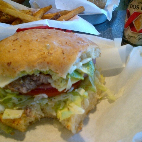 Foto tomada en Daddio&#39;s Burger  por Ben R. el 6/2/2013