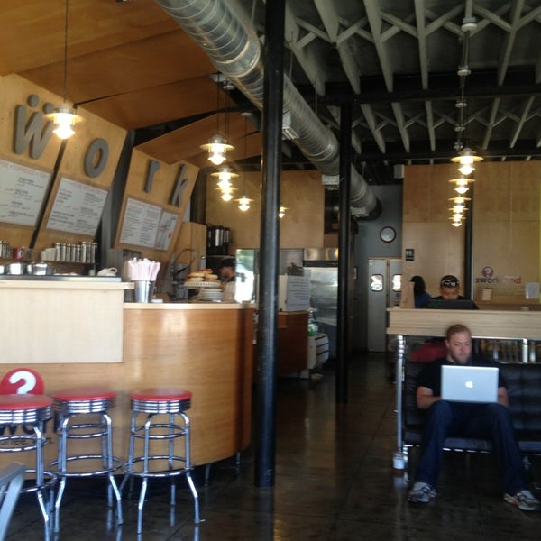 6/19/2013 tarihinde MAKIKO I.ziyaretçi tarafından Swork Coffee Bar'de çekilen fotoğraf
