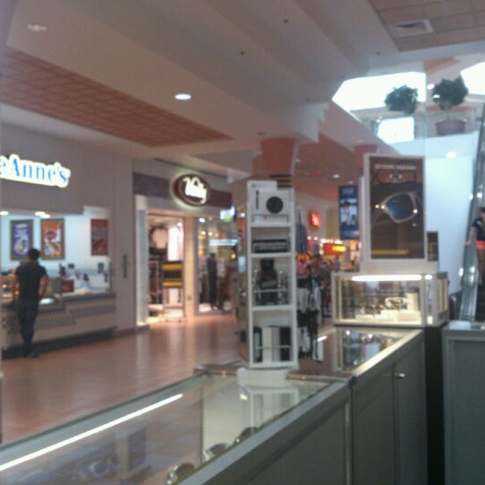 Das Foto wurde bei The Mall at Johnson City von Joshua W. am 9/27/2012 aufgenommen