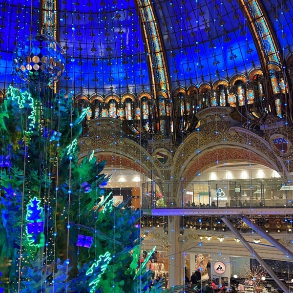 Photo taken at Galeries Lafayette Haussmann by Hassan A. on 12/7/2022