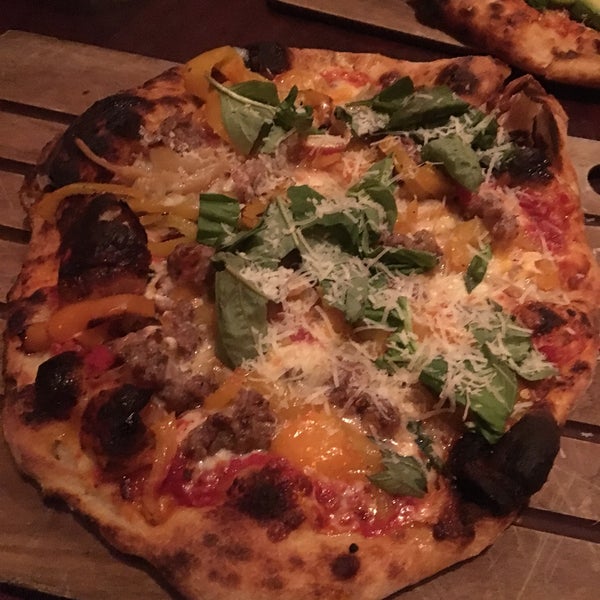 7/7/2018 tarihinde Joeziyaretçi tarafından The Luggage Room Pizzeria'de çekilen fotoğraf