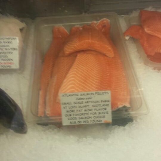 Foto tirada no(a) Dirk&#39;s Fish &amp; Gourmet Shop por Lulu A. em 4/29/2014