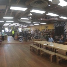 2/24/2013에 Ryan W.님이 Velo Cult Bicycle Shop &amp; Bar에서 찍은 사진