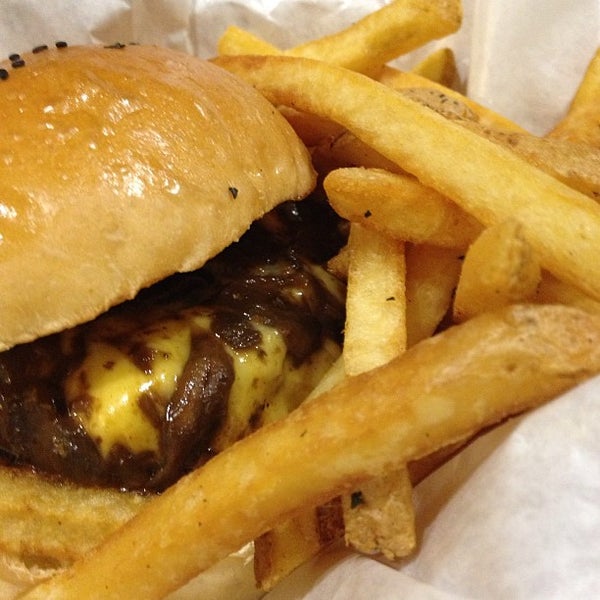 6/13/2013 tarihinde Shea Leen T.ziyaretçi tarafından Burger Junkyard'de çekilen fotoğraf
