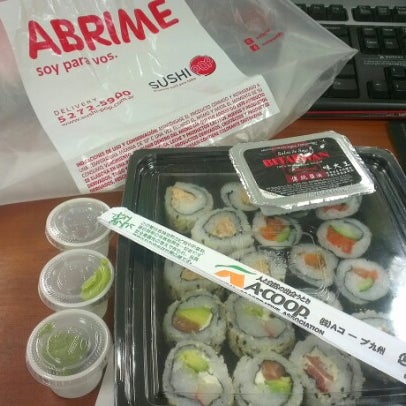 10/3/2012 tarihinde Sergio M.ziyaretçi tarafından Sushi Pop'de çekilen fotoğraf
