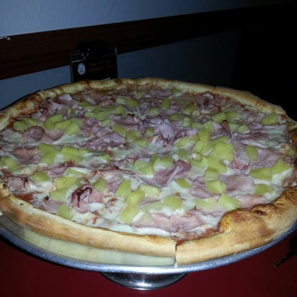 Foto diambil di Tony&#39;s Pizzeria &amp; Ristorante oleh Patrícia S. pada 3/20/2013