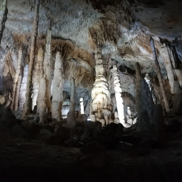 Foto diambil di Le Domaine des Grottes de Han / Het Domein van de Grotten van Han oleh Kenneth B. pada 7/23/2019