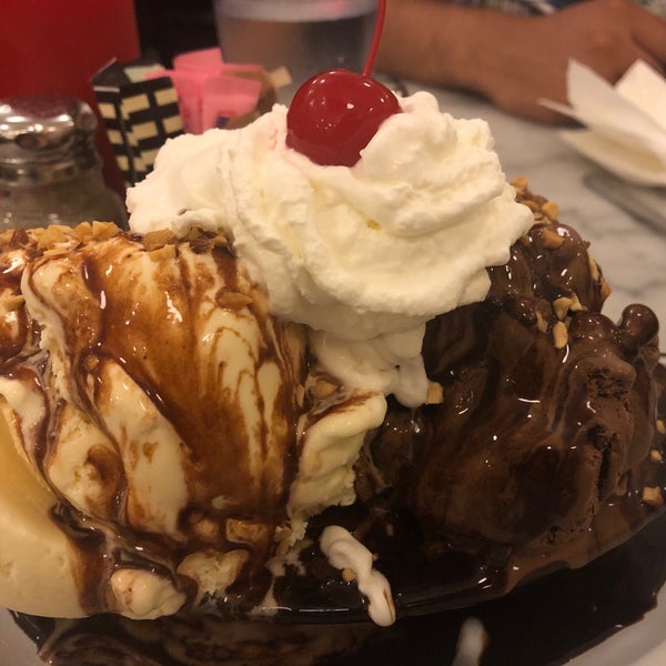 7/16/2019 tarihinde Isabela R.ziyaretçi tarafından Fentons Creamery &amp; Restaurant'de çekilen fotoğraf