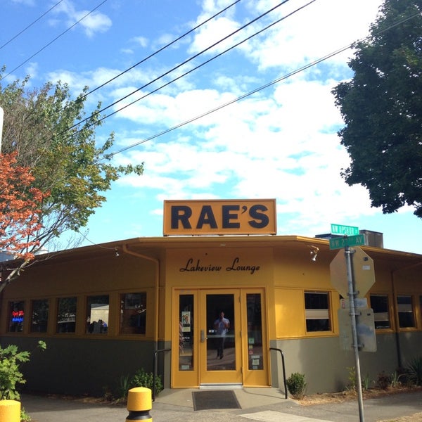 รูปภาพถ่ายที่ Rae&#39;s Lakeview Lounge โดย Celso O. เมื่อ 9/1/2014