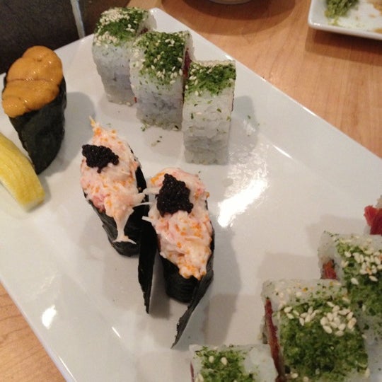 รูปภาพถ่ายที่ Sushi Sasa โดย Stephen G. เมื่อ 9/25/2012