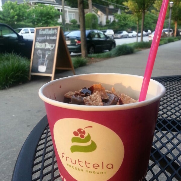 รูปภาพถ่ายที่ Fruttela Frozen Yogurt โดย Samantha เมื่อ 6/16/2013
