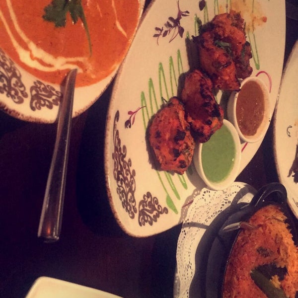 Снимок сделан в Asha&#39;s Contemporary Indian Cuisine пользователем Saad 9/2/2018