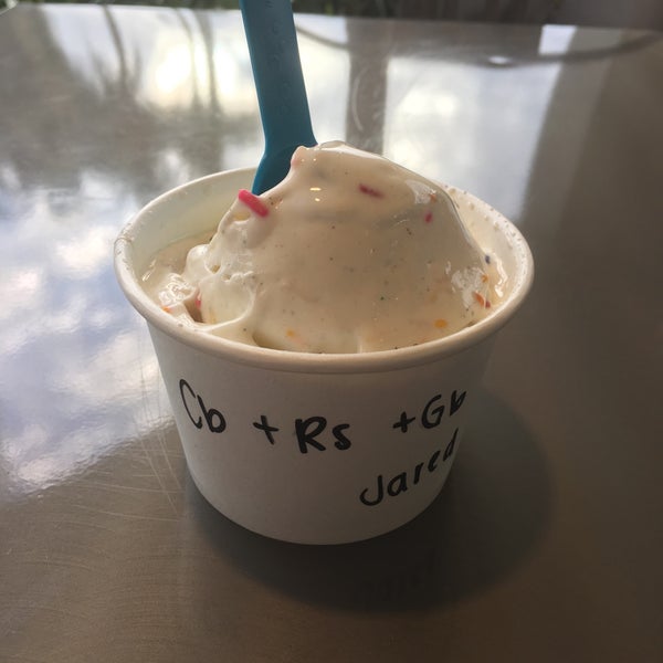 12/6/2015 tarihinde Jared R.ziyaretçi tarafından Chill-N Ice Cream'de çekilen fotoğraf