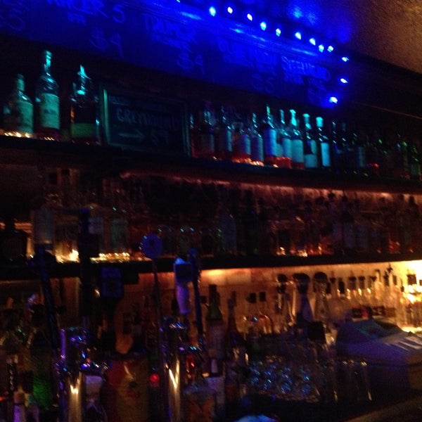 Foto diambil di the Layover Music Bar &amp; Lounge oleh Marie D. pada 5/18/2013