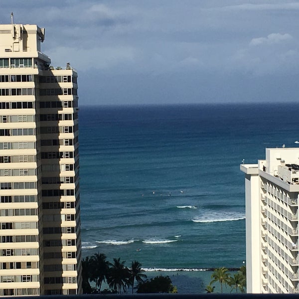 Foto diambil di Hilton Waikiki Beach oleh Julie B. pada 7/9/2019
