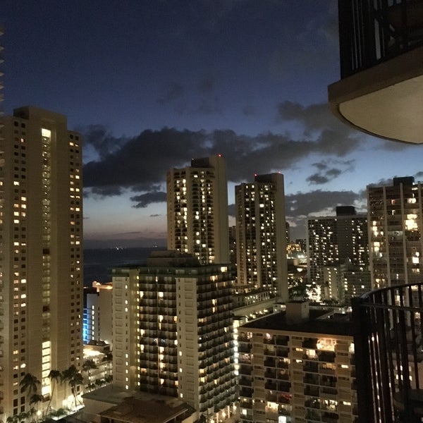 Foto tirada no(a) Hilton Waikiki Beach por Julie B. em 7/9/2019