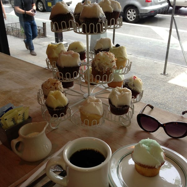 Das Foto wurde bei Burgers &amp; Cupcakes von Elena S. am 5/17/2013 aufgenommen