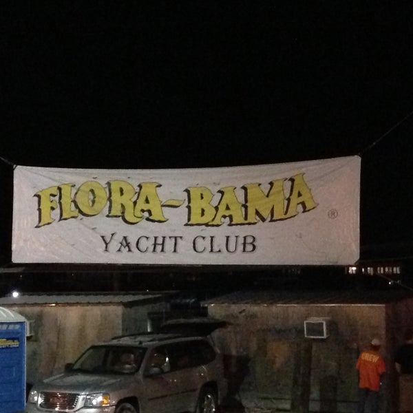 Das Foto wurde bei Flora-Bama Yacht Club von tiff c. am 4/27/2013 aufgenommen