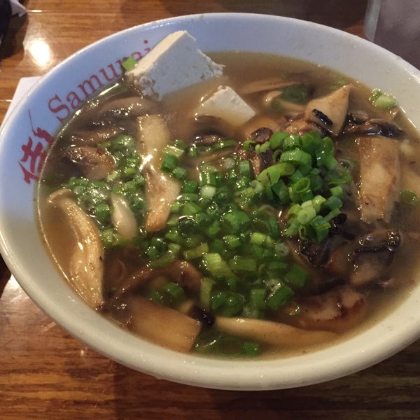 Photo taken at Samurai Noodle by Liz Hdz on 7/15/2017
