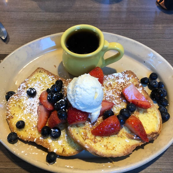 Photo taken at Snooze, an A.M. Eatery by Liz Hdz on 10/6/2018