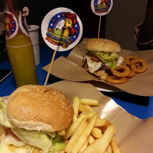 รูปภาพถ่ายที่ Bomber&#39;s Burger โดย San S. เมื่อ 6/14/2013