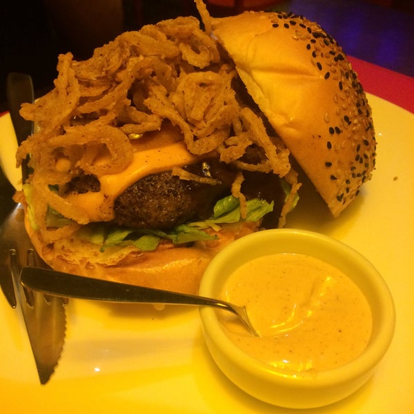 Foto diambil di Meatpacking NY Prime Burgers oleh Ítalo B. pada 5/11/2015