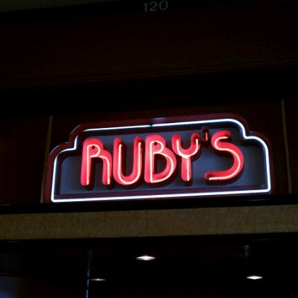 Photo prise au Ruby&#39;s Diner par Bry U. le2/3/2013