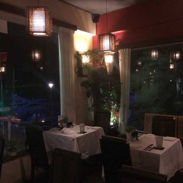 12/4/2014 tarihinde Redha R.ziyaretçi tarafından Privilege Restaurant &amp; Bar'de çekilen fotoğraf