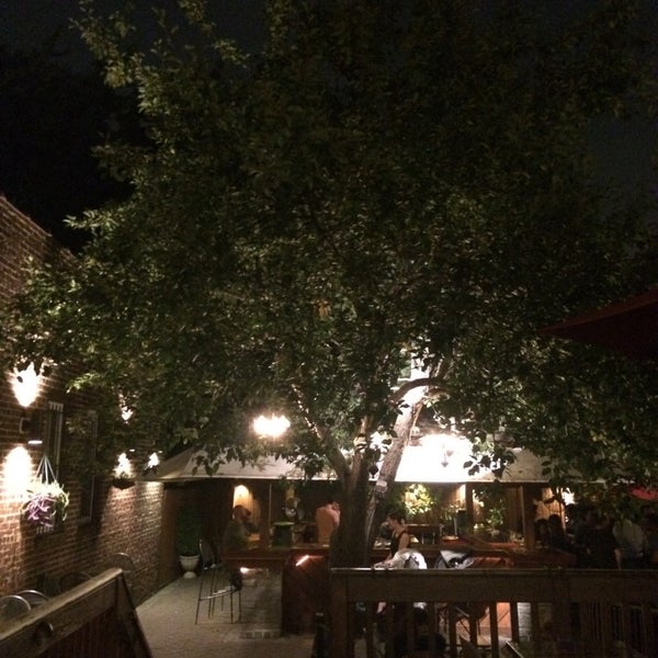 Foto diambil di Evelyn&#39;s Restaurant &amp; Bar oleh Davaish S. pada 9/30/2014