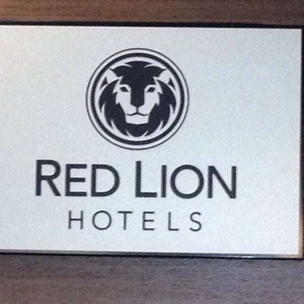 Foto scattata a Red Lion Hotel Anaheim Resort da Jon C. il 10/17/2013
