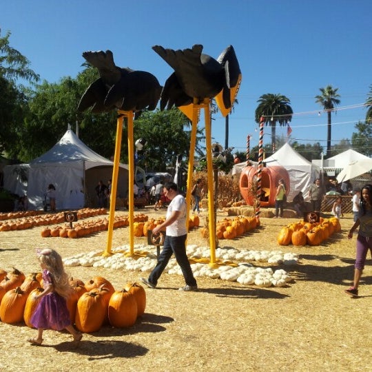 10/27/2012 tarihinde Jon C.ziyaretçi tarafından Mr. Bones Pumpkin Patch'de çekilen fotoğraf