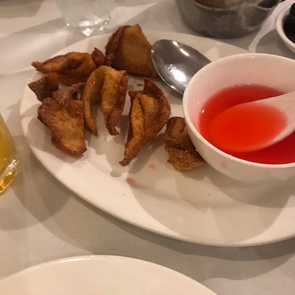 Foto diambil di Yang Chow Restaurant oleh Nikki Kat P. pada 5/5/2019
