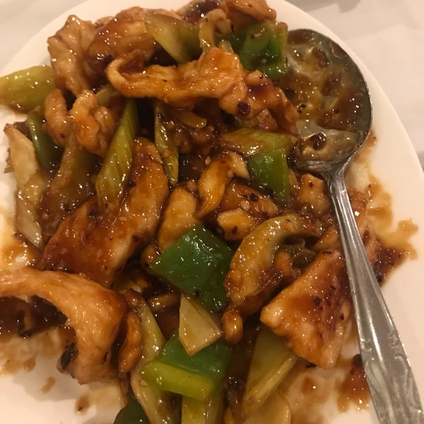 Photo taken at Yang Chow Restaurant by Nikki Kat P. on 5/5/2019
