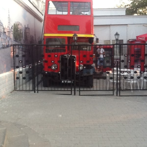 Foto tirada no(a) London Bus Cafe por Olga B. em 8/16/2013