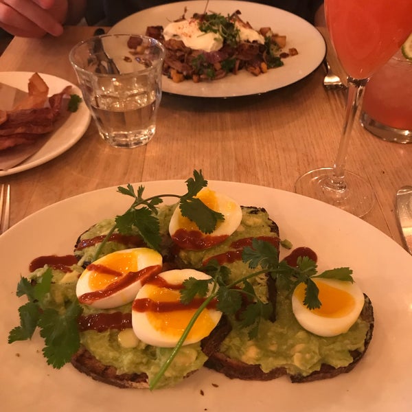 Casual brunch. Surprisingly busy, and even saw the Barefoot Contessa! Yummy avo toast with a great homemade hot sauce. Service a bit slow so order multiple drinks at a time 😉