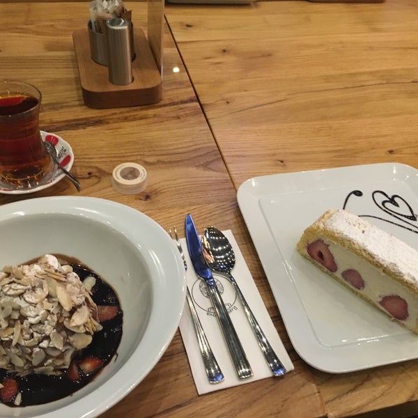 Das Foto wurde bei ENA Cafe &amp; Bistro von Doğukan E. am 5/24/2016 aufgenommen