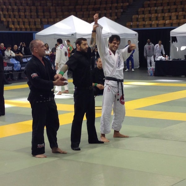 Foto scattata a Gracie Barra Brazilian Jiu-Jitsu da Wesley R. il 12/15/2013