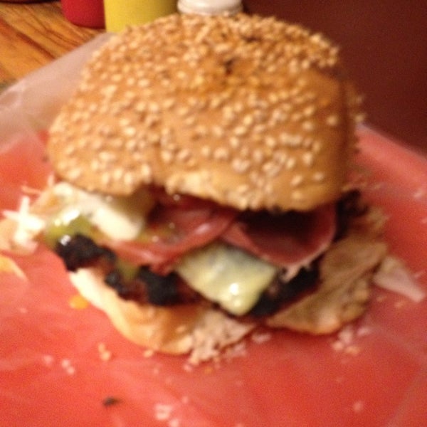Das Foto wurde bei Grill &amp; Burger von Zaira S. am 3/16/2014 aufgenommen