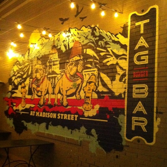 10/28/2012 tarihinde John H.ziyaretçi tarafından TAG Burger Bar'de çekilen fotoğraf