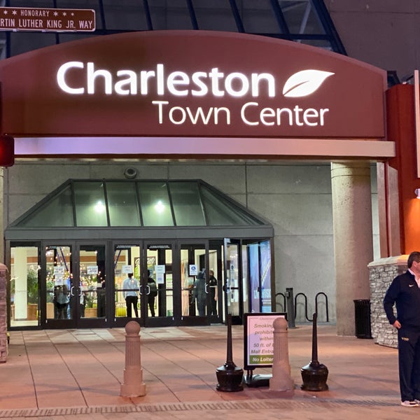 Снимок сделан в Charleston Town Center пользователем Paul T. 3/13/2021