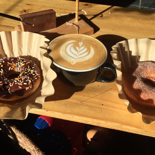 10/10/2016 tarihinde hondas660ziyaretçi tarafından Boxer Donut &amp; Espresso Bar'de çekilen fotoğraf