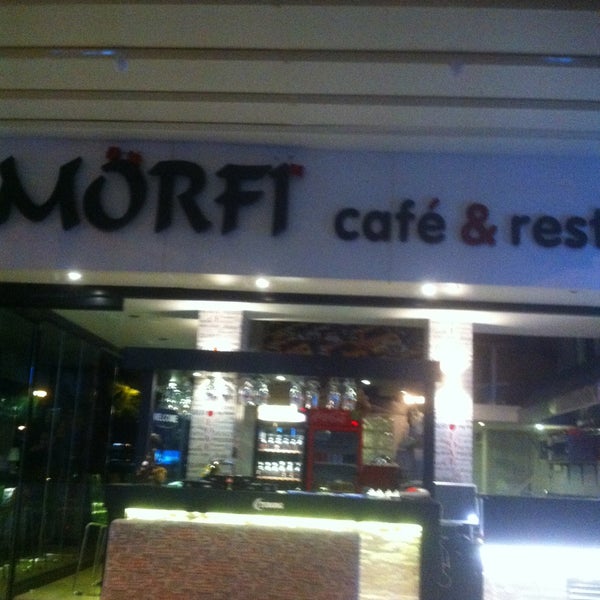 Photo prise au Mörfi Cafe &amp; Bar &amp; Restaurant par ... .. le4/25/2013