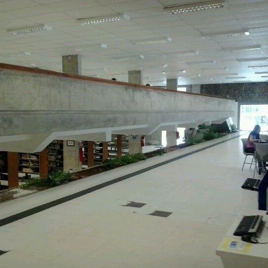 9/28/2012 tarihinde Ithalo A.ziyaretçi tarafından BCZM - Biblioteca Central Zila Mamede'de çekilen fotoğraf