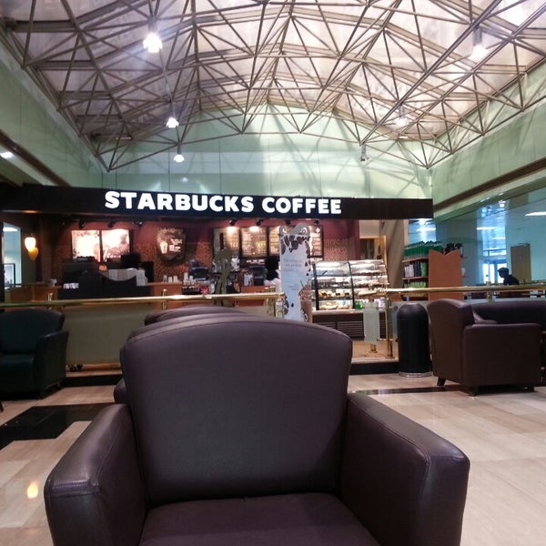 Foto tirada no(a) Starbucks por Neelam B. em 8/27/2013