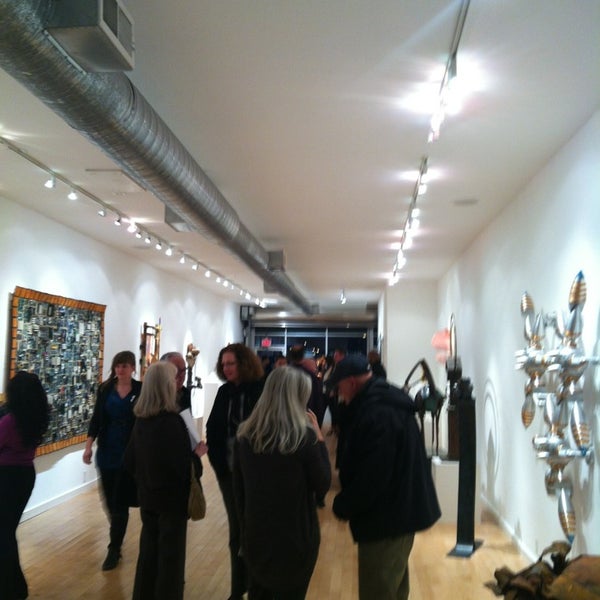 รูปภาพถ่ายที่ Honfleur Gallery โดย Eat Shop Live Anacostia !. เมื่อ 3/1/2013