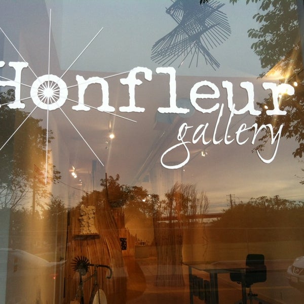 รูปภาพถ่ายที่ Honfleur Gallery โดย Eat Shop Live Anacostia !. เมื่อ 10/8/2013